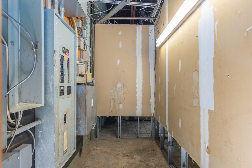 More Photos Of 12 E Dexter Plz, Pearl River Warehouse For Lease