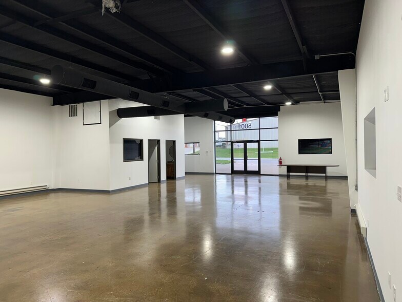 More Photos Of 5001 Dexham Rd, Rowlett Showroom For Lease