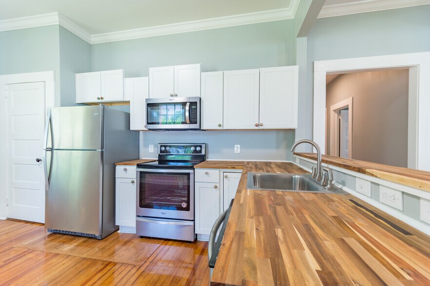 More Photos Of 302 Picadilly St, Columbia Specialty For Sale
