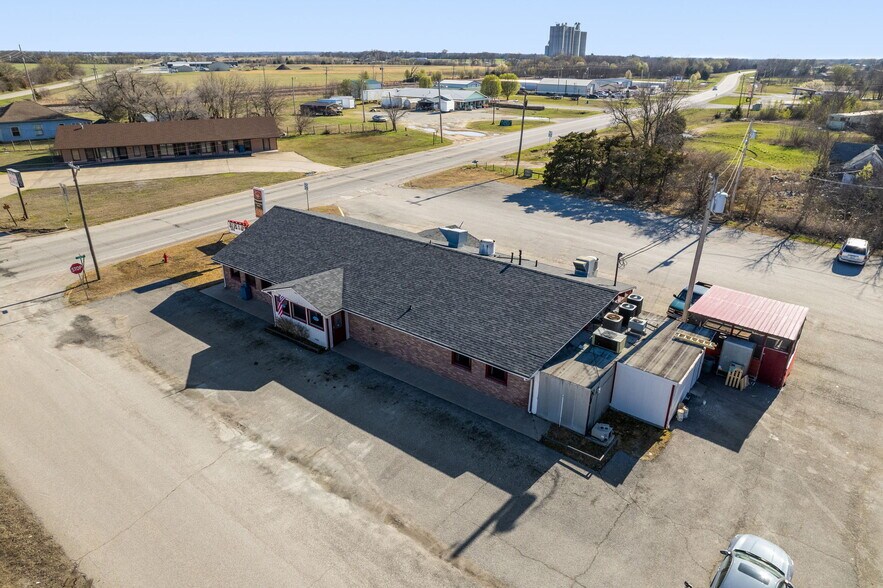 More Photos Of 704 W Conner Ave, Fairland Restaurant For Sale