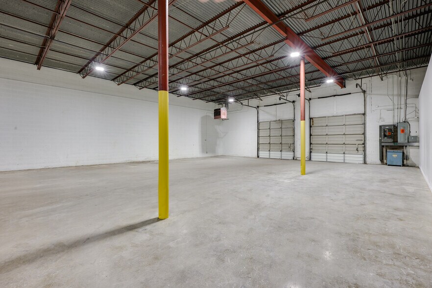 More Photos Of 3250-3254 International Pl, Irving Warehouse For Lease