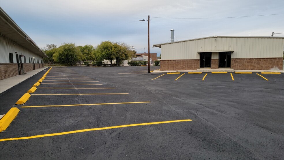 More Photos Of 11549 Old Perrin Beitel Rd, San Antonio Light Manufacturing For Lease