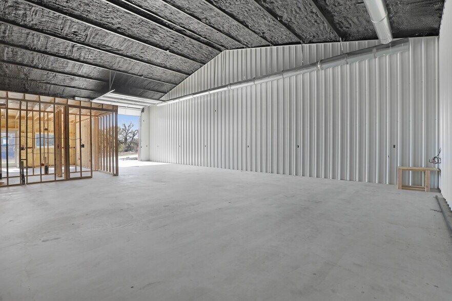 More Photos Of 14596 US Highway 75, Van Alstyne Flex For Lease