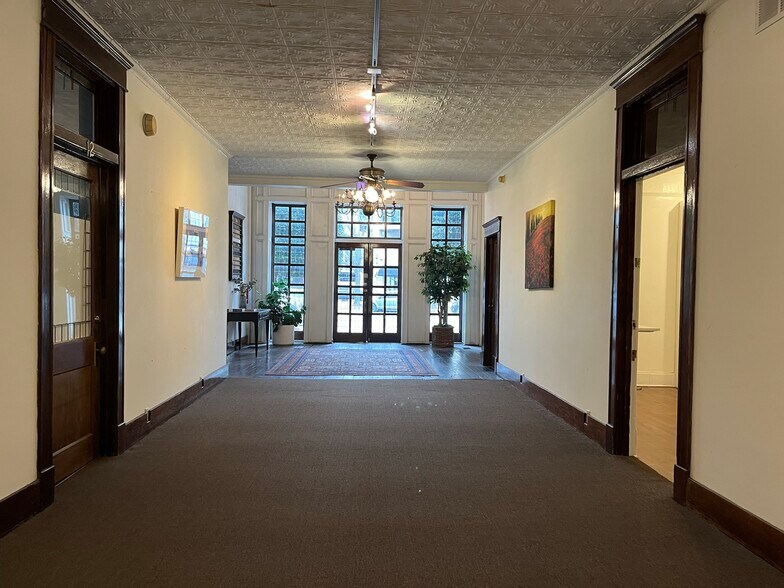 More Photos Of 2821-2909 McKinney Ave, Dallas Storefront Retail Office For Lease
