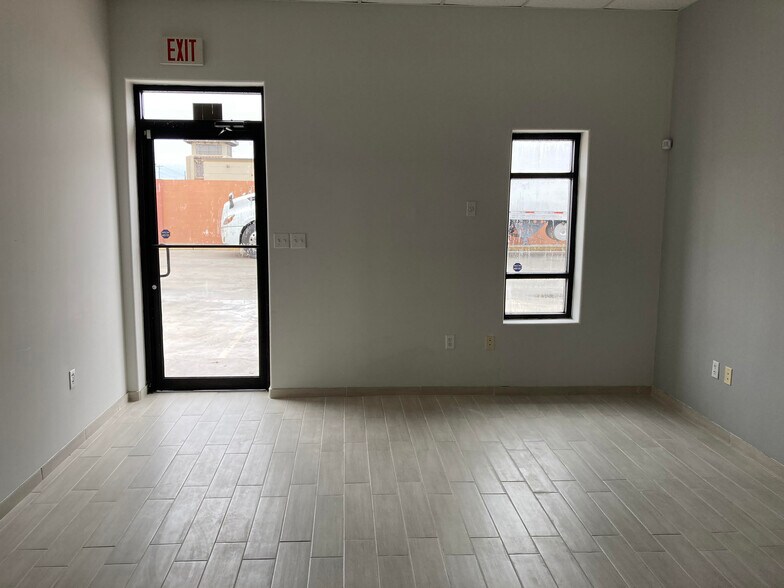 More Photos Of 824 E Hackberry Ave, McAllen Flex For Lease