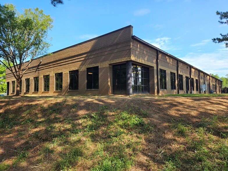More Photos Of 3750 Naturally Fresh Blvd, Atlanta Office For Lease