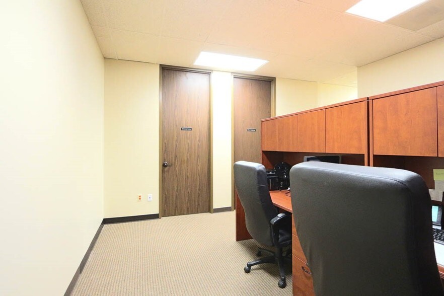 More Photos Of 2020 N Loop Fwy W, Houston Office For Lease