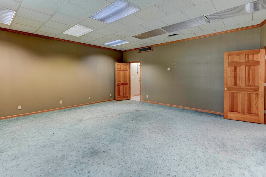 More Photos Of 4003 Pennsylvania Ave, Kansas City Office For Sale