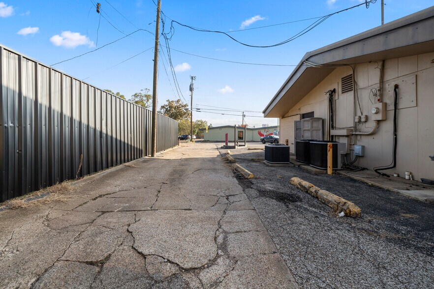 More Photos Of 2608 North St, Nacogdoches Specialty For Lease