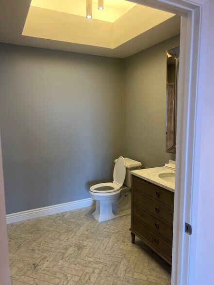 More Photos Of 615 S Victory Blvd, Burbank Office For Sale