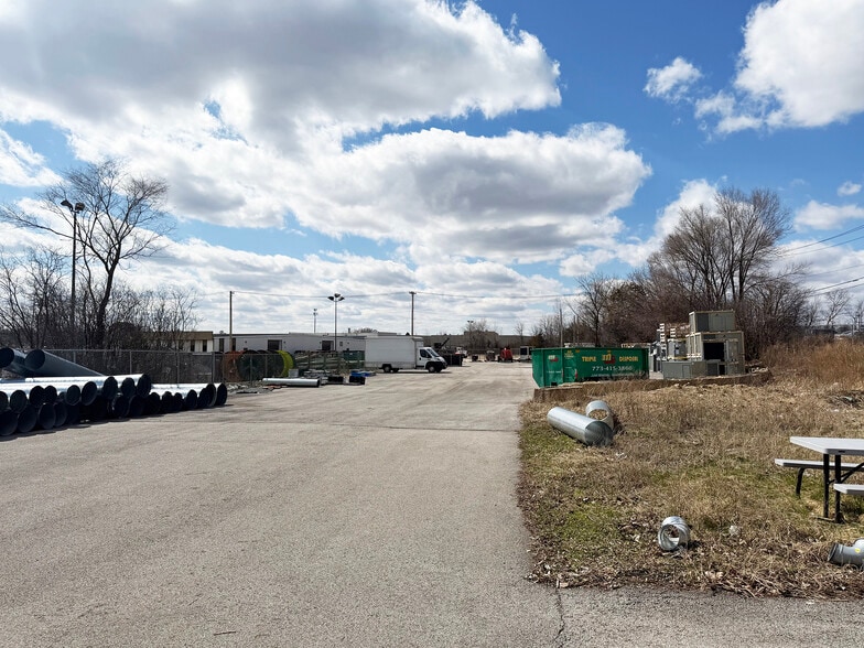 More Photos Of 315 Industrial Dr, St Charles Warehouse For Lease