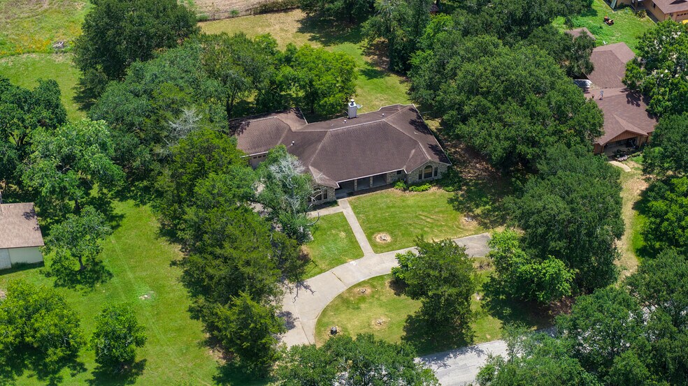 More Photos Of 655 Farmers Rd, Brenham Loft Creative Space For Sale