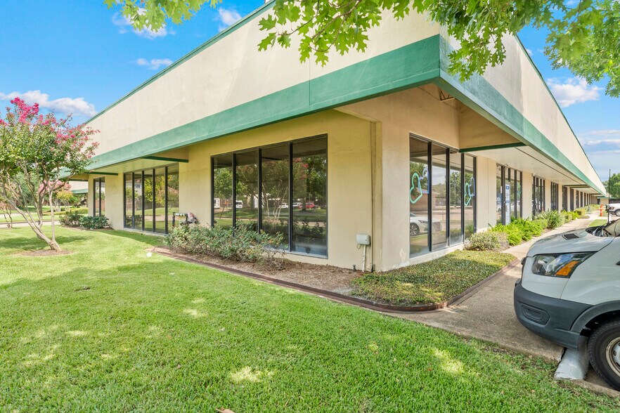 More Photos Of 11200-11248 Wilcrest Green Dr, Houston Unknown For Lease