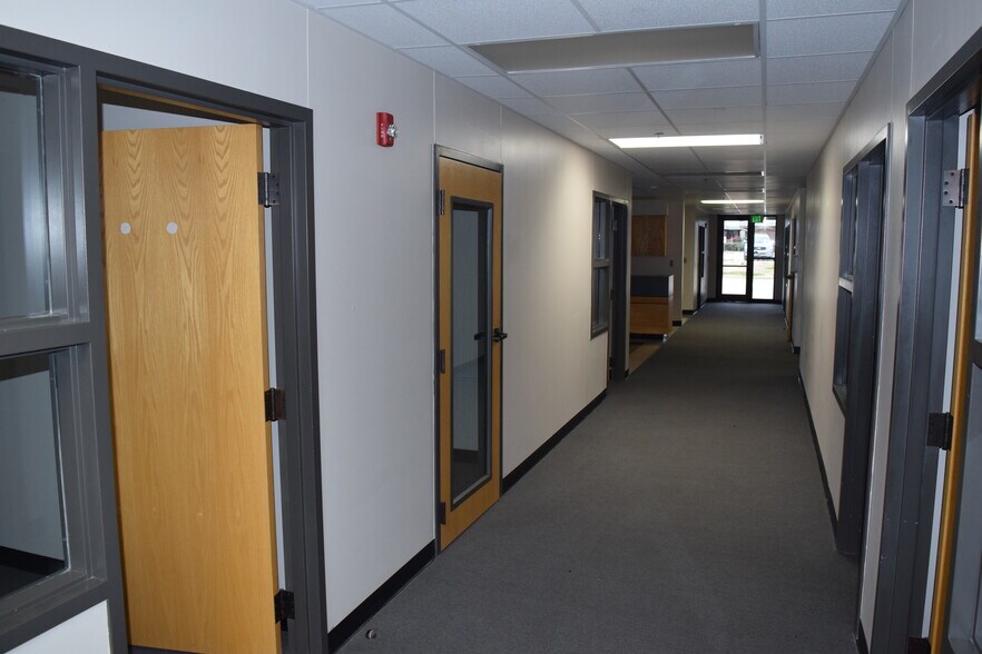 More Photos Of 3010 Enterprise Dr, Durant Showroom For Lease