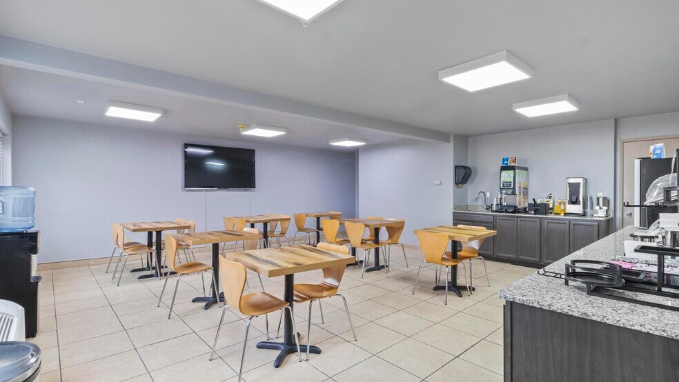 More Photos Of 1509 6th St, Wells Hotel For Sale