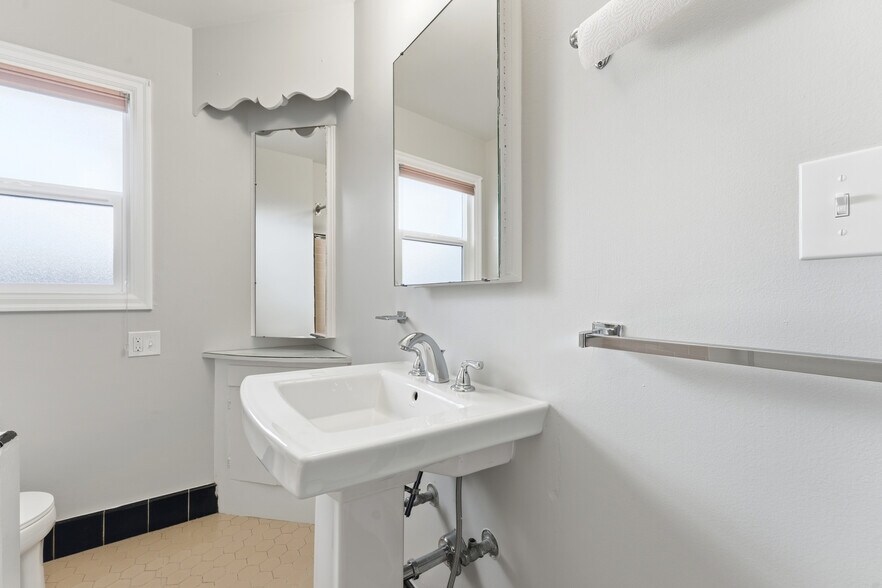 More Photos Of 1607-1611 NE 16th Ave, Portland Office For Lease