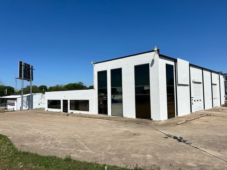 Primary Photo Of 3259 McCart Ave, Fort Worth Unknown For Lease