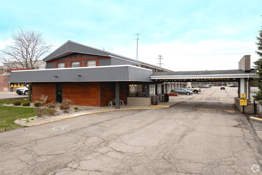 Primary Photo Of 1441 W Chicago Blvd, Tecumseh Restaurant For Sale