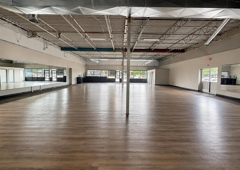 More Photos Of 1601 S Broadway, Minot Freestanding For Lease