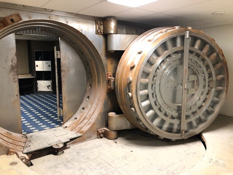 More Photos Of 100 N Market St, Wichita Office For Lease