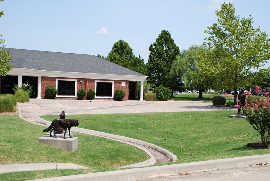 More Photos Of 609 S Kelly Ave, Edmond Unknown For Lease