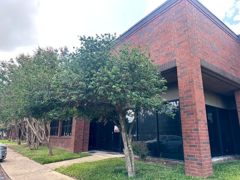 More Photos Of 4135-4165 Willow Lake Blvd, Memphis Light Distribution For Lease