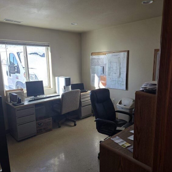 More Photos Of 836 38th Ave E, Dickinson Flex For Sale