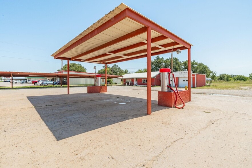 More Photos Of 929 E Main St, Eastland Carwash For Sale