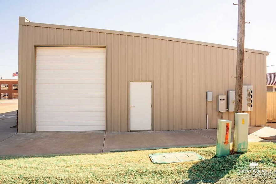 More Photos Of 204 S Broadway Ave, Hinton Storefront Retail Office For Sale