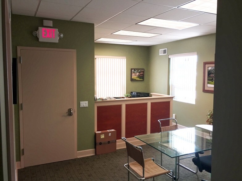 More Photos Of 114 Windsor Ave, Mineola Warehouse For Lease