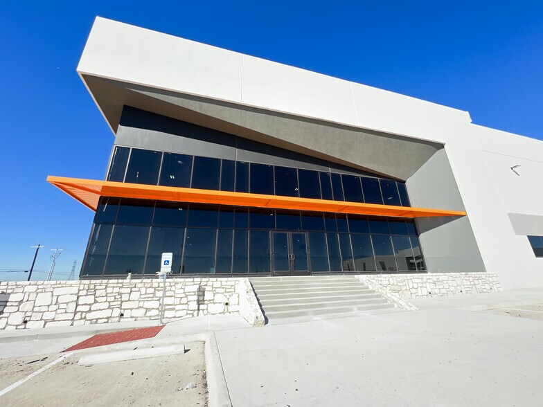 More Photos Of 11708 McAngus Rd, Del Valle Warehouse For Lease