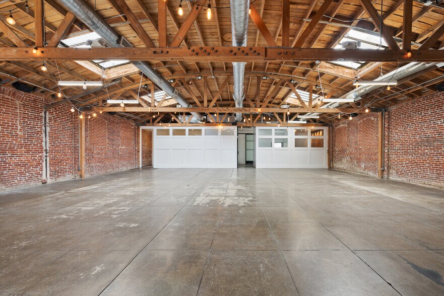 More Photos Of 3921 W Jefferson Blvd, Los Angeles Flex For Lease