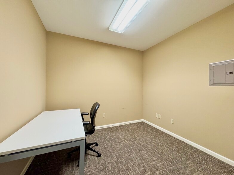 More Photos Of 1301-1385 W Danville St, South Hill Office For Lease