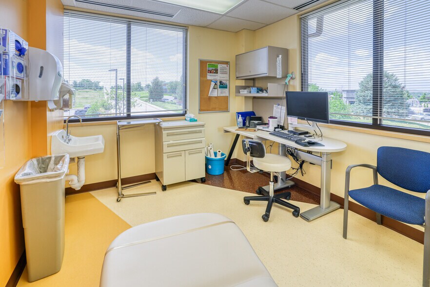 More Photos Of 10168 Parkglenn Way, Parker Medical For Sale