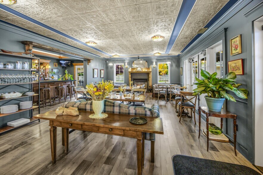 More Photos Of 240 E California St, Jacksonville Hotel For Sale