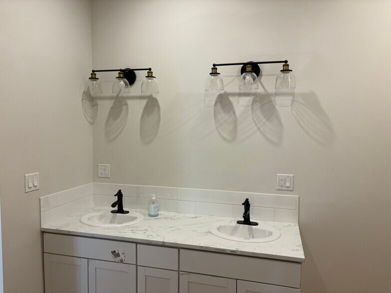More Photos Of 211 E Main St, Dayton General Retail For Sale