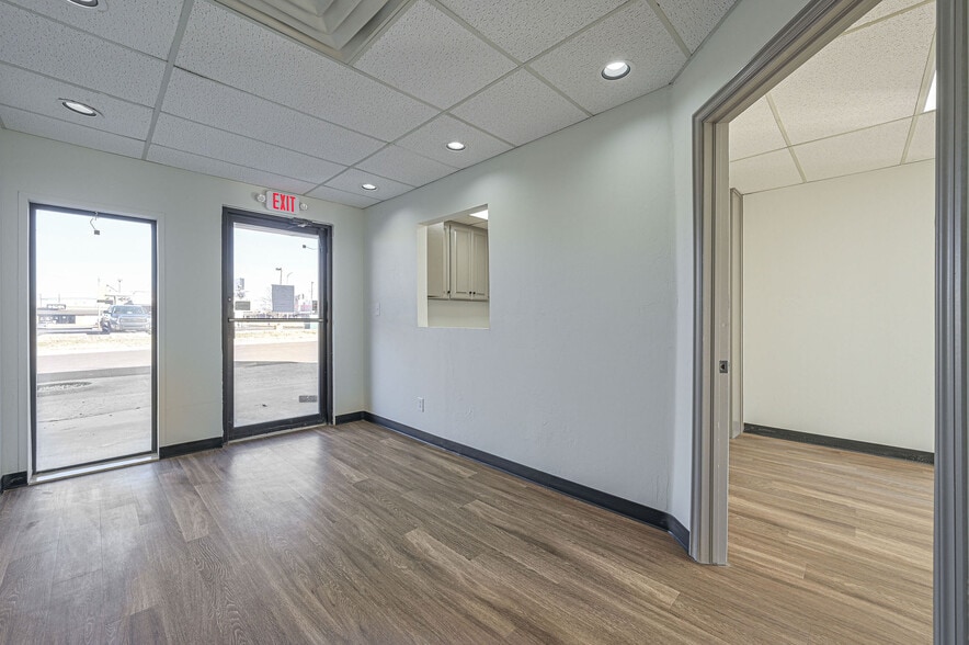 More Photos Of 3009 Epperly Dr, Oklahoma City Office For Sale