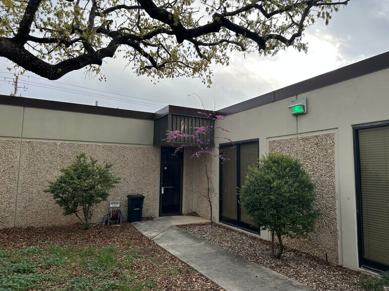 More Photos Of 429 Jefferson St, Kerrville Light Manufacturing For Sale
