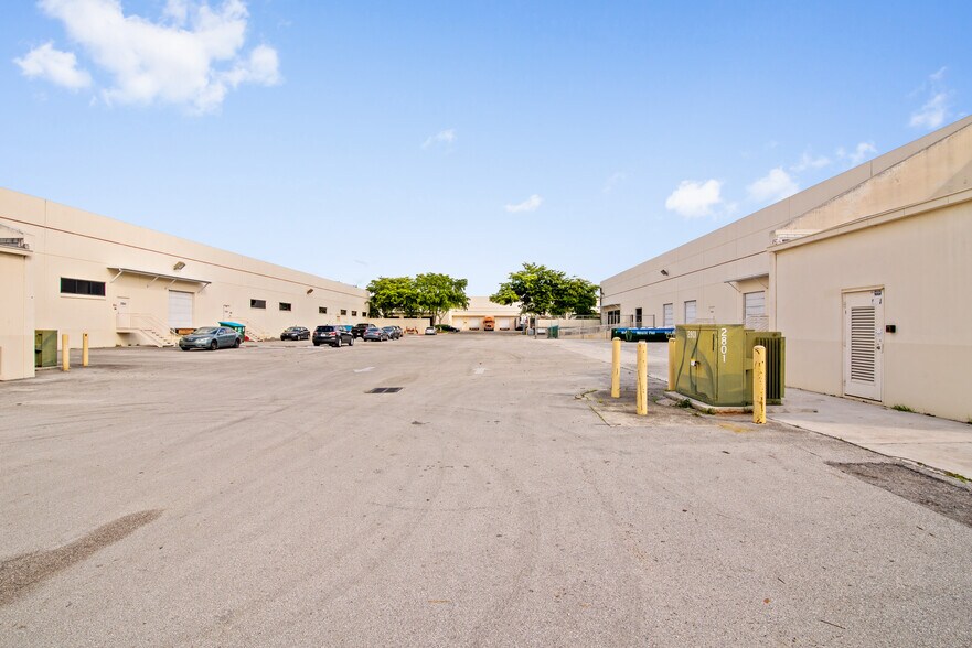 More Photos Of 2805-2889 N Commerce Pky, Miramar Distribution For Lease