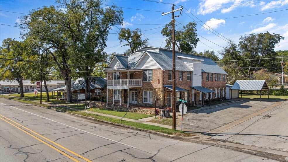 More Photos Of 301 NE Barnard St, Glen Rose Office For Sale