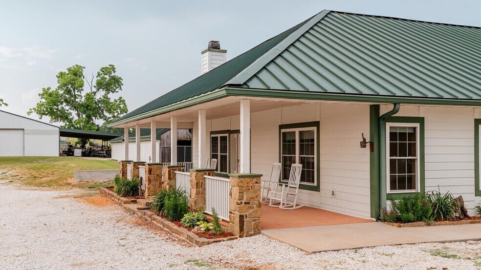 More Photos Of 352 MO-245, Dadeville Horse Stables For Sale