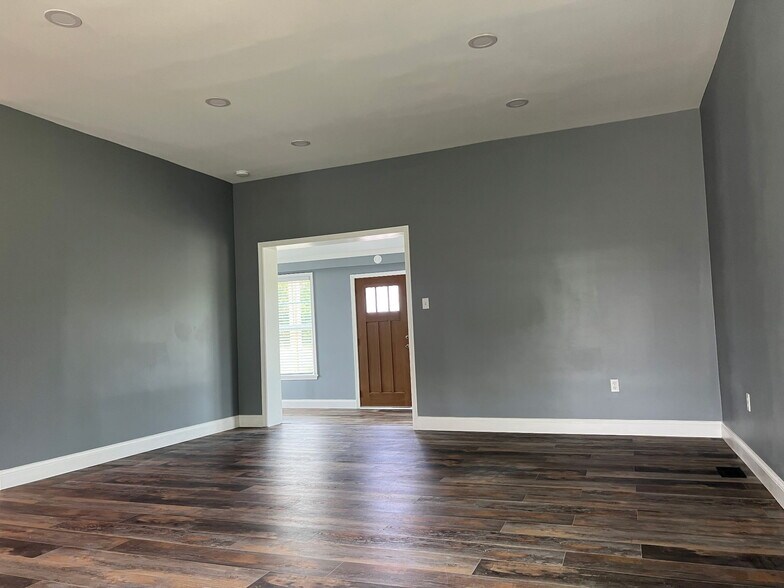 More Photos Of 7048 Aviation Blvd, Glen Burnie Storefront Retail Office For Sale