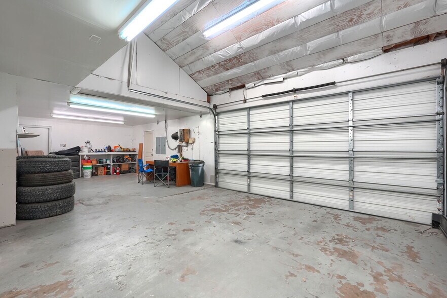 More Photos Of 6812 Avenue K, Plano Flex For Lease