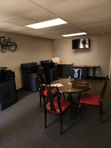 More Photos Of 9620 E State Route 350, Raytown Light Distribution For Lease