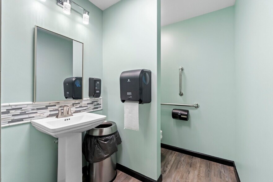 More Photos Of 770 E Franklin St, Huntington Restaurant For Sale