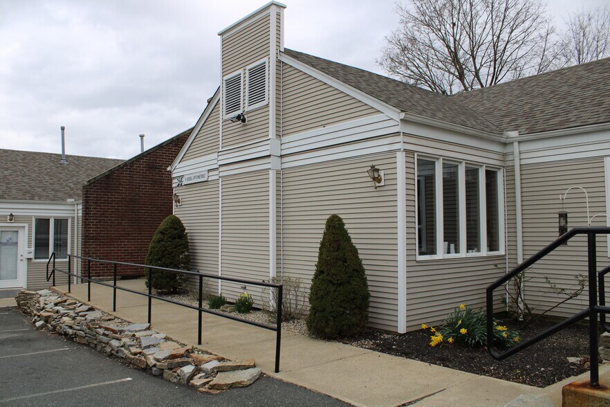 More Photos Of 32-38 Main St, Windsor Locks Office For Sale