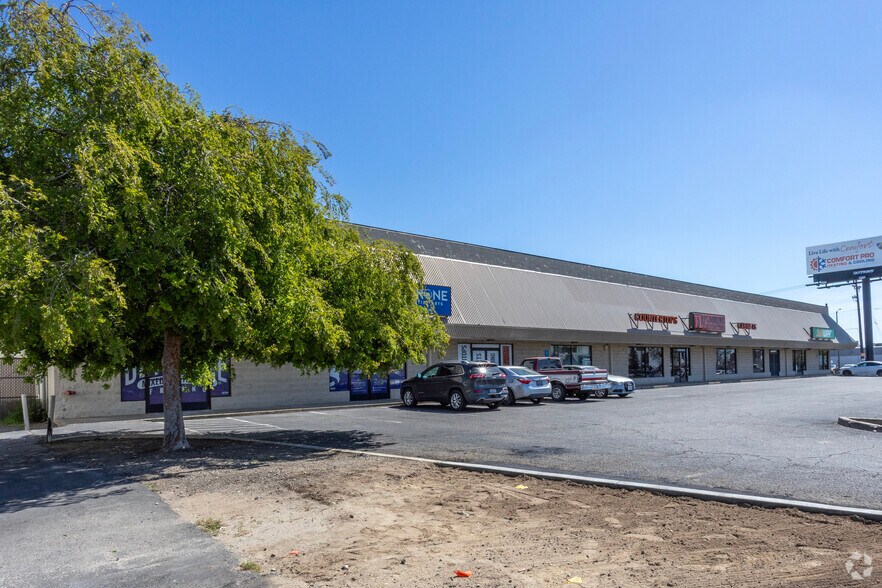 More Photos Of 2448-2452 N Clovis Ave, Fresno Showroom For Sale
