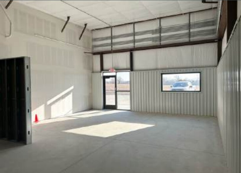 More Photos Of 3729 N Ridgewood St, Wichita Warehouse For Lease