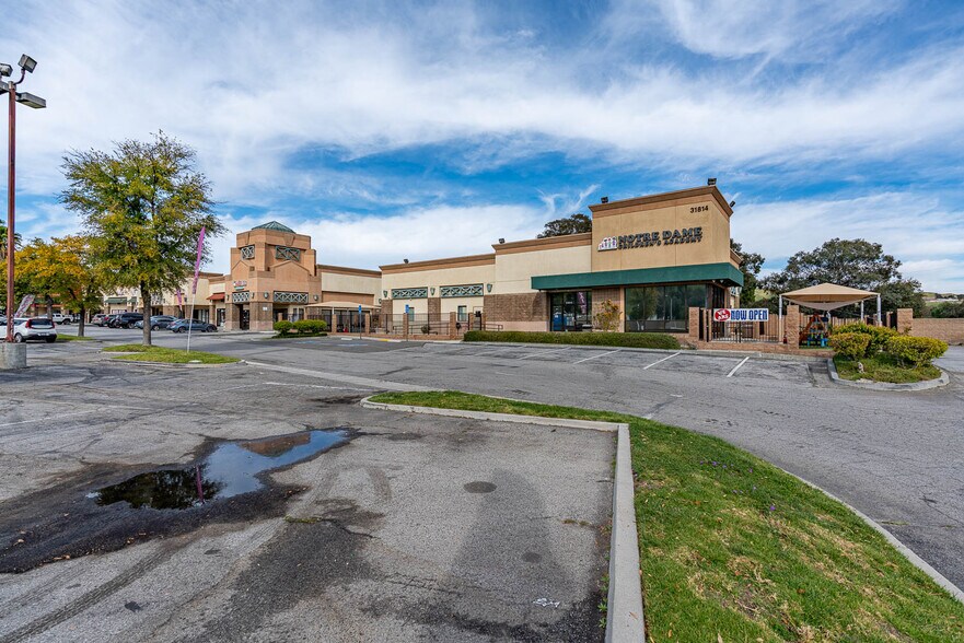 More Photos Of 31884-31940 Castaic Rd, Castaic Unknown For Lease