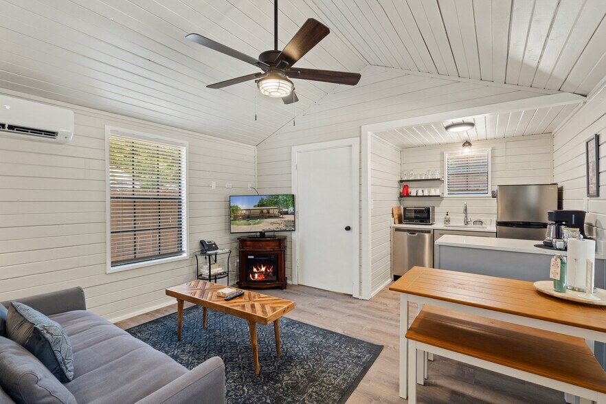 More Photos Of 104 Scudder Ln, Wimberley Hotel For Sale